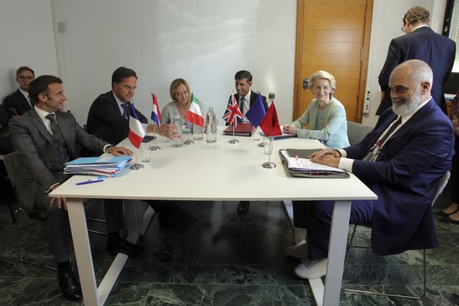 Марк Рюте, Джорджия Мелони и Урсула вон дер Лайен на среща с други европейски лидери. Снимка БГНЕС