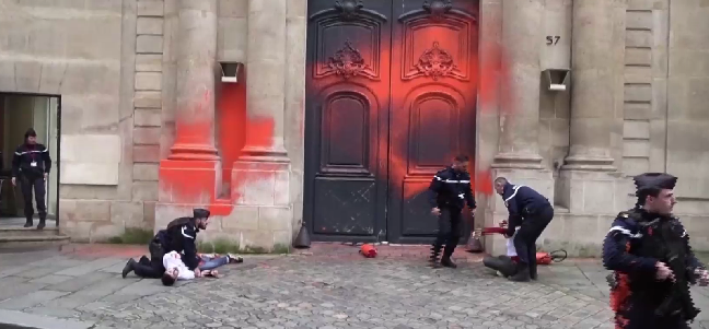 Екоактивисти боядисаха със спрей входа на кабинета на френския министър председател
