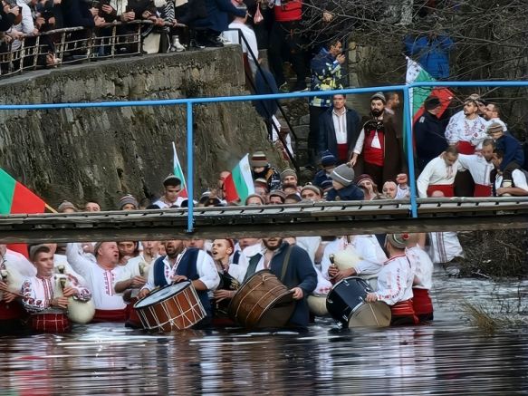 Стотици присъстваха на традиционното калоферско хоро в река Тунджа. Мъже