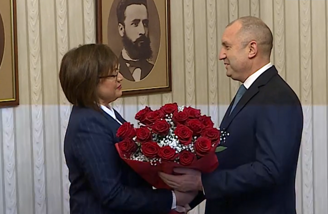 Президентът Румен Радев посрещна с букет червени рози Корнелия Нинова