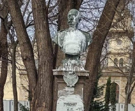 С бяла боя е бил залят бюст-паметникът на руския граф
