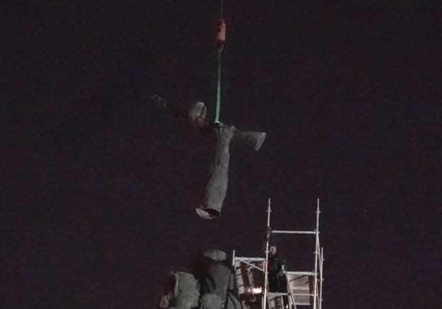 Започна демонтажът на Паметника на Съветската армия Тази вечер отрязаха