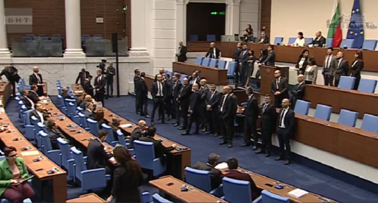 Депутати от опозицията застанаха пред трибуната за да няма изказвания