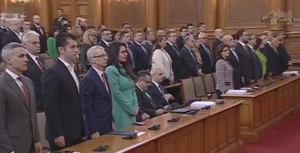 Депутатите се върнаха на работа Председателят на Народното събрание Вежди