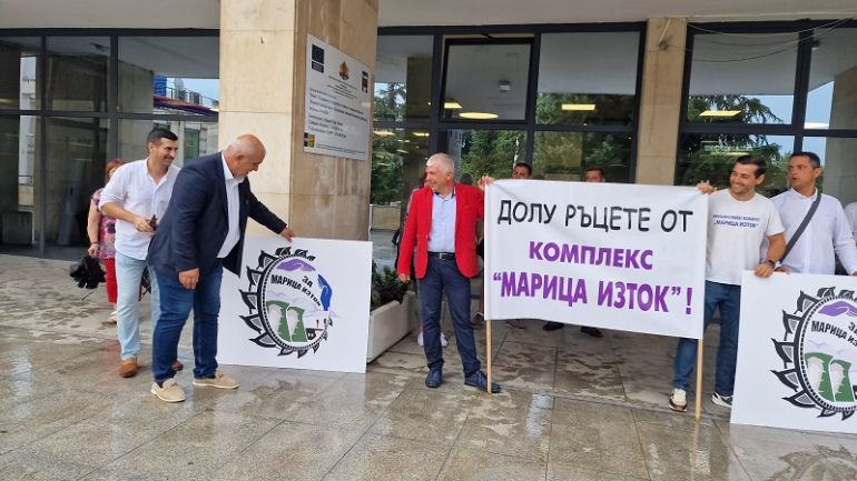 Протест посреща министъра на енергетиката Румен Радев в Стара Загора,