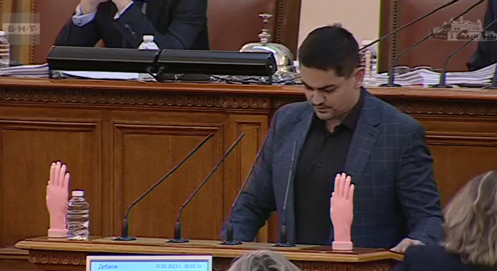 Депутатите се раздават като за последно в парламента, докато дебатират
