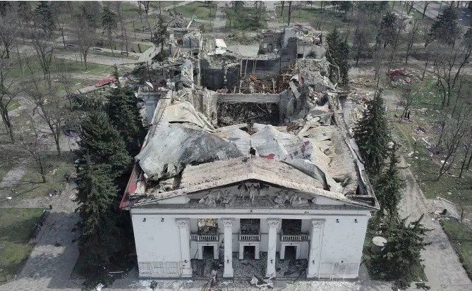 Руските власти в окупирания украински град Мариупол започнаха да разрушават