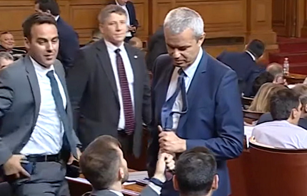 По време на блиц контрола в парламента вицепремиерът Атанас Пеканов