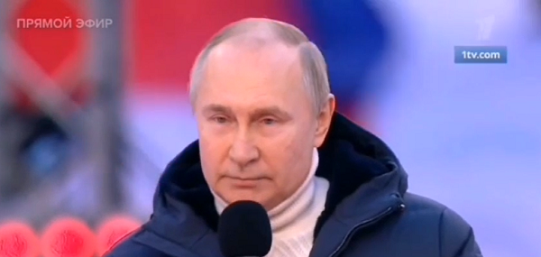 Руският президент Владимир Путин говори по време на концерт по
