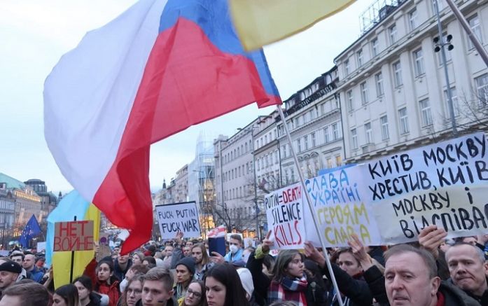 Доста хора се самоорганизират за да извозят украинците Чехия предостави