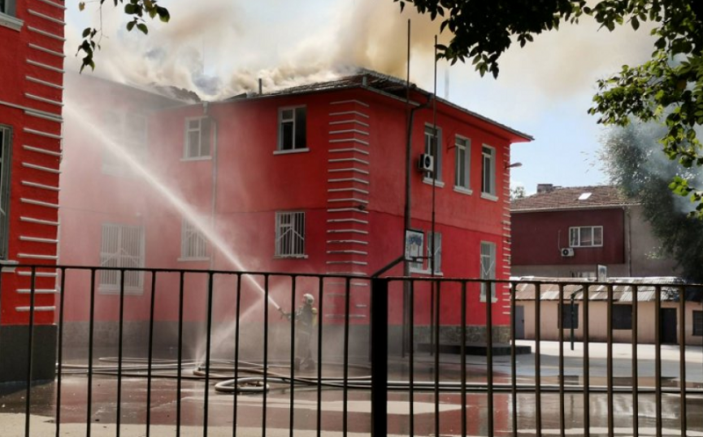 Пожар гори в училище Душо Хаджидеков в Пловдив На този