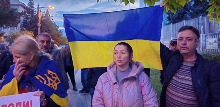 250 столичани излязоха на протест пред руското посолство, за да