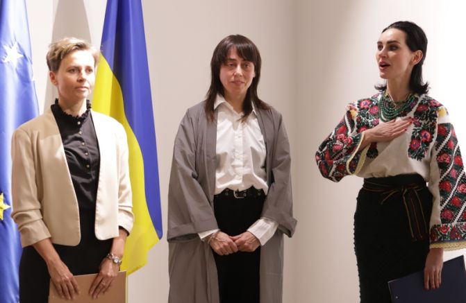 Изложбите Тревога“ и Паляниця“ на украинската артистка Жанна Кадирова разказват