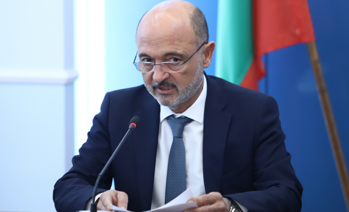 Служебният здравен министър д р Асен Меджидиев удължи противоепидемичните мерки