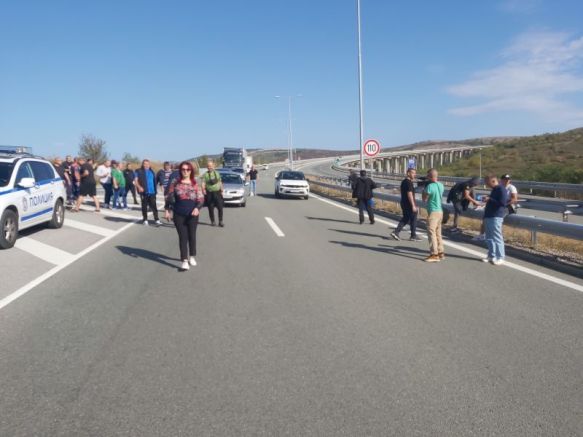 Полицията спря с кордон от автомобили протестиращите от ТЕЦ и