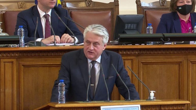 Министърът на вътрешните работи Бойко Рашков излезе от пленарната зала