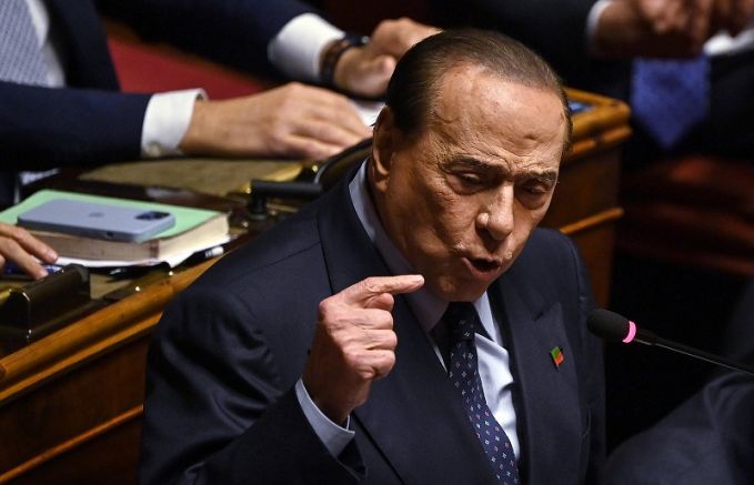 Въпреки че беше шестият най богат италианец Силвио Берлускони притежавал само