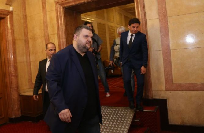 Депутатът Делян Пеевски остава единствен председател на парламентарната група на