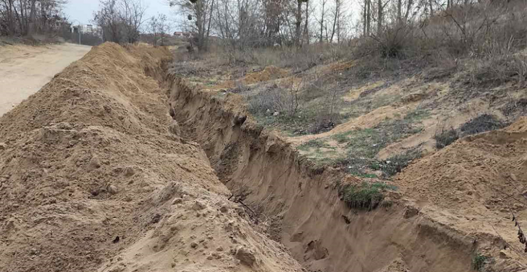 Изкопът край дюните в Несебър е направен от служители на