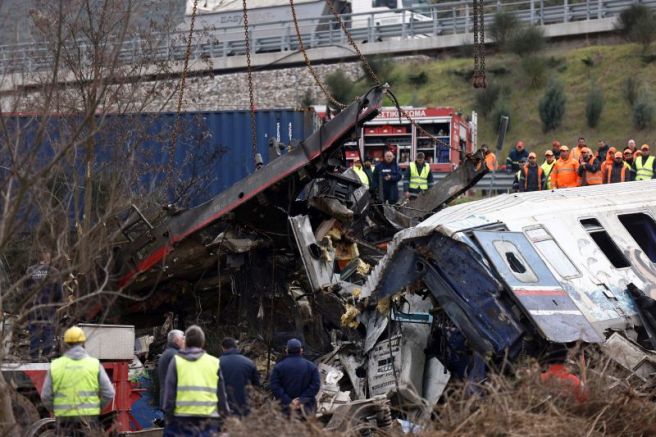 Гръцката полиция съобщи че броят на загиналите при тежката влакова