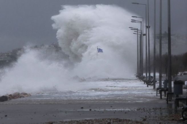 Спряха фериботите в Гърция поради силни морски бури. По високите