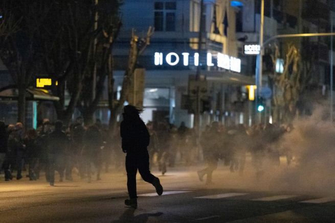 Ожесточени сблъсъци се разразиха между полиция и протестиращи пред гръцкия