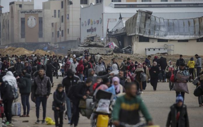 Стотици палестинци, евакуиращи се от Хан Юнис, скандираха Долу Хамас