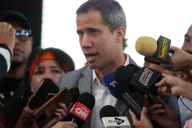 Колумбия принуди венецуелския опозиционер Хуан Гуайдо да напусне страната часове