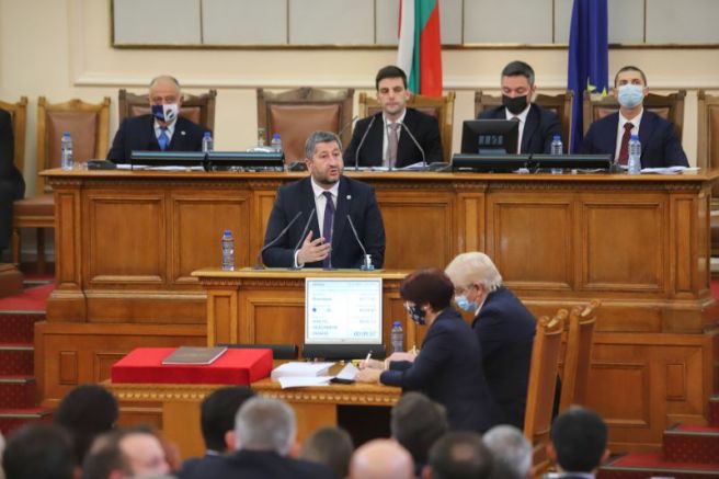 Съпредседателят на Демократична България Христо Иванов прочете декларация от парламентарната