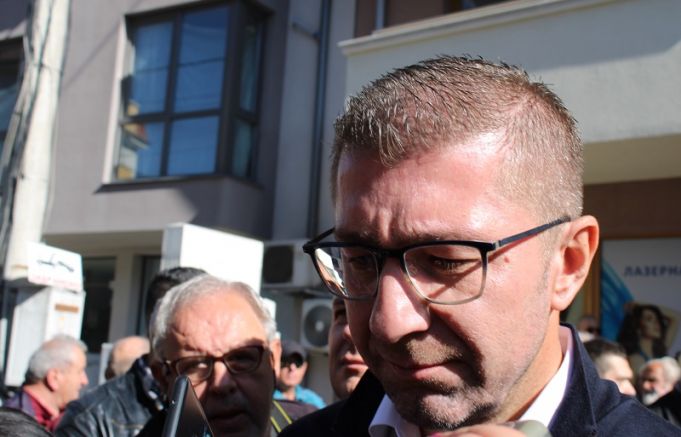 Председателят на ВМРО-ДПМНЕ Християн Мицкоски заяви, че е наивно промените