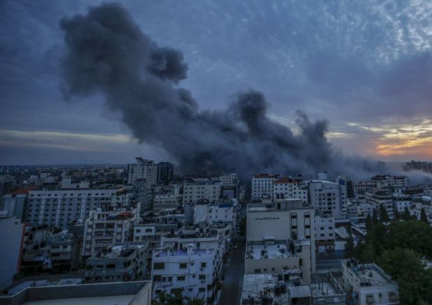 Най-малко трима души бяха ранени, след като ракета на Хамас
