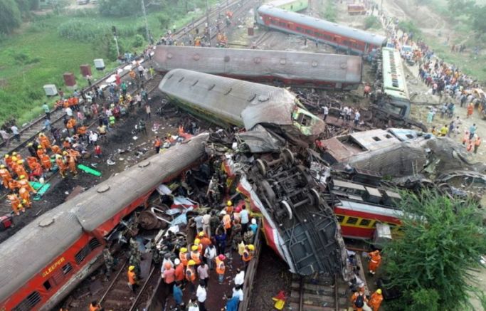 Над 280 души загинаха при катастрофа между два пътнически влака