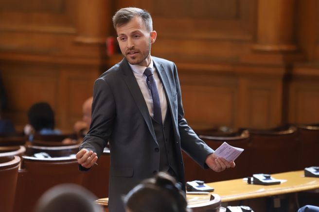 Депутатът от „Продължаваме Промяната” Искрен Митев се извини от трибуната