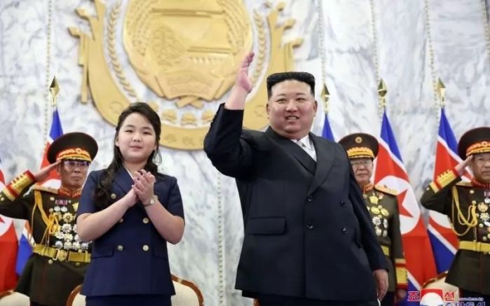 Брад Лендън и Гавон Бае Севернокорейският лидер Ким Чен Ун