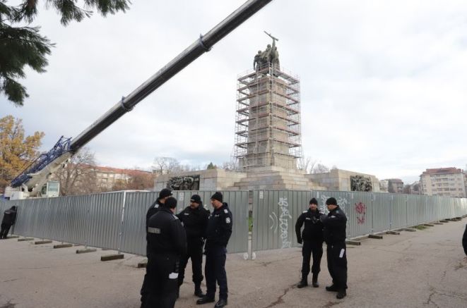 Демонтажът на Паметника на съветската армия от днес официално започва Предстои