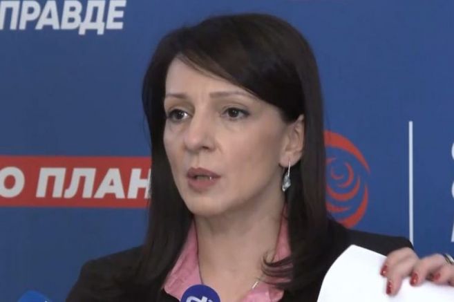 Изглеждаща слаба, но решителна, сръбската опозиционна лидерка Мариника Тепич оправя