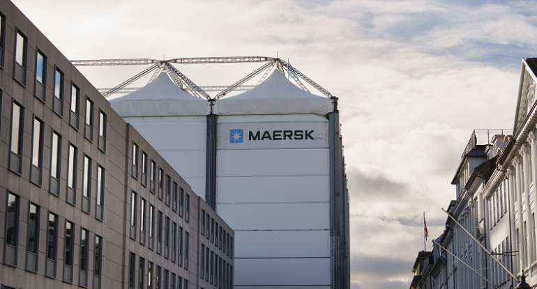 Корабният гигант Maersk съобщи в неделя че преустановява преминаването на