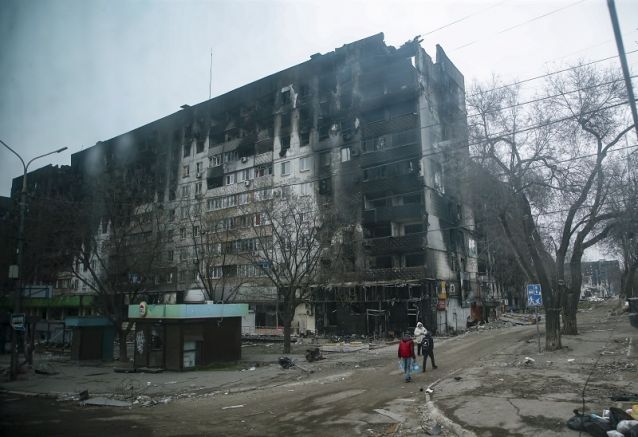 Украинските военни са в капан в Мариупол, докато руските сили
