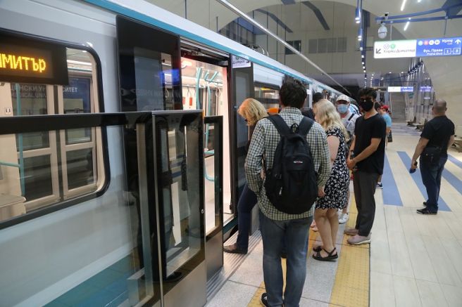 Вандализъм в метрото след футболен мач във вторник Фенове пръскаха