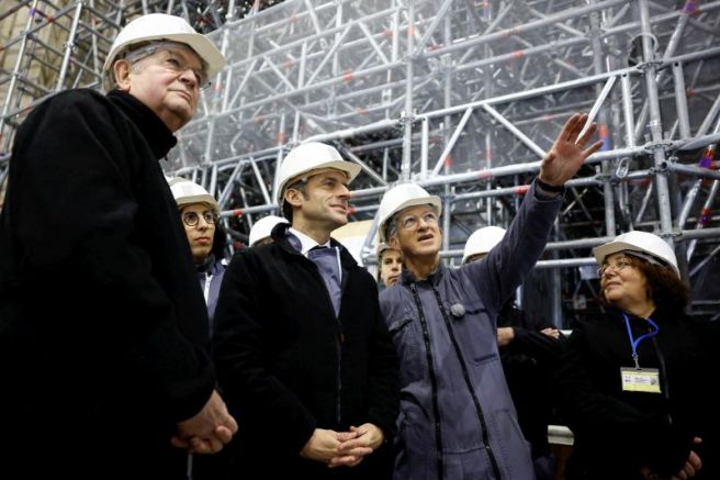 Френският президент Еманюел Макрон обеща че реставрацията на парижката катедрала