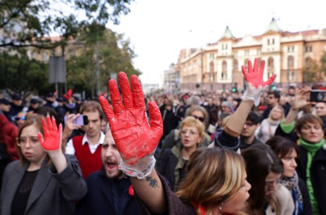 Десетки хиляди души протестираха снощи в Нови Сад след срутването