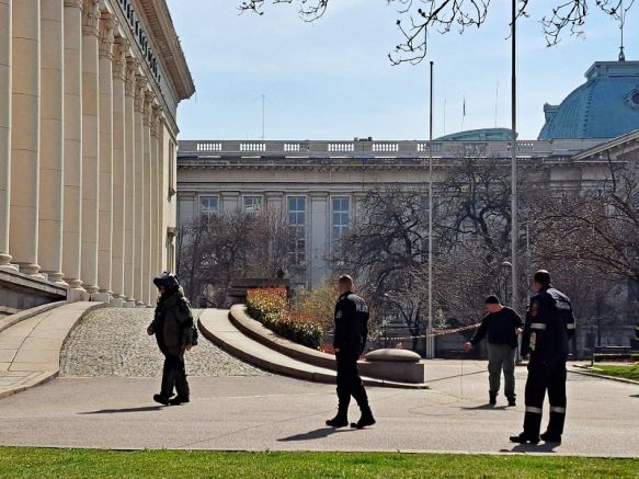 Полицията проверява сигнал за бомба пред Националната библиотека Св.св. Кирил