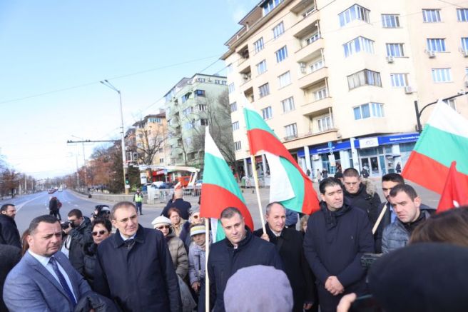 Граждани, които са срещу демонтирането на Паметника на окупатора, блокираха