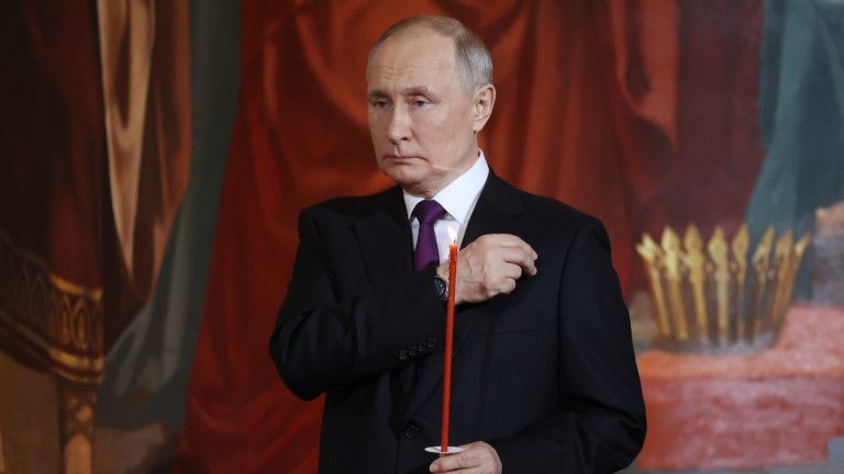 Руският президент Владимир Путин присъства на Великденската служба в храма