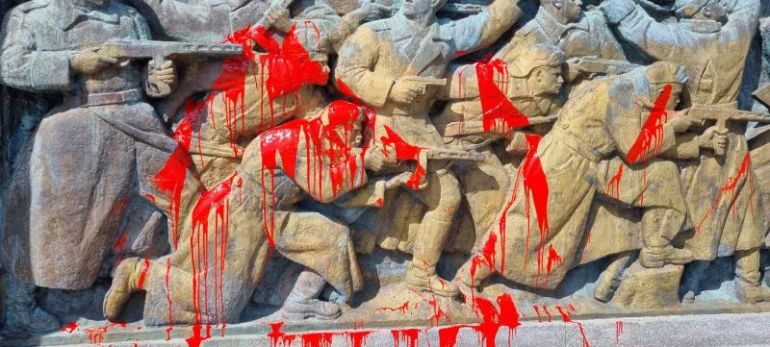 Паметникът на Съветската армия в Бургас отново е залят с