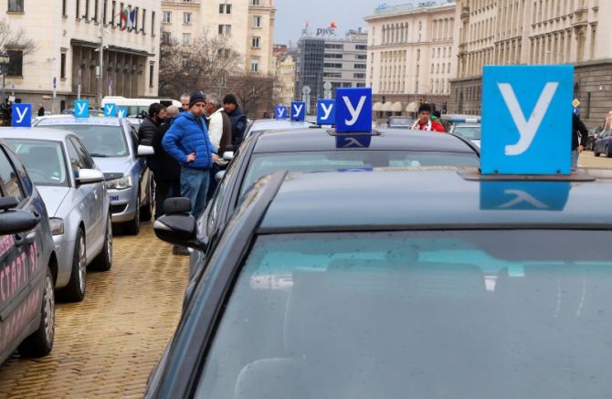 Автоинструктори от цяла България окупираха жълтите павета в столичния център