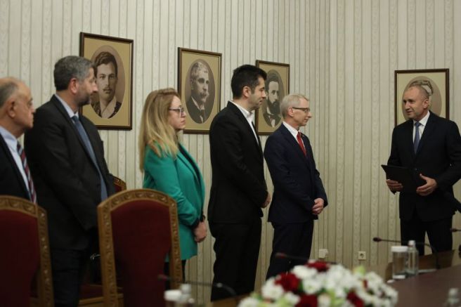 Президентът връчи втория мандат на Продължаваме Промяната – Демократична България