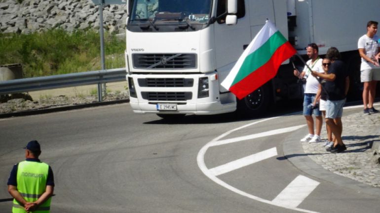 Снимка: БГНЕС          Преди дни протестиращ затрудниха движението през кръговото кръстовище, свързващо Е-79 с началото на АМ "Струма" край Благоевград.