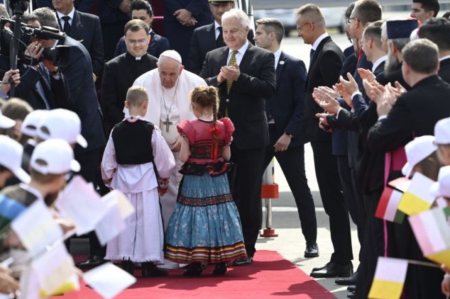 Папа Франциск пристигна на тридневна визита в Унгария Това е