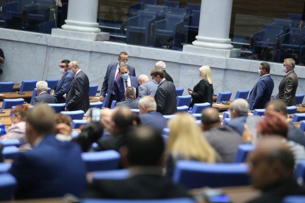 Депутатите изслушват днес премиера Николай Денков във връзка с посещението